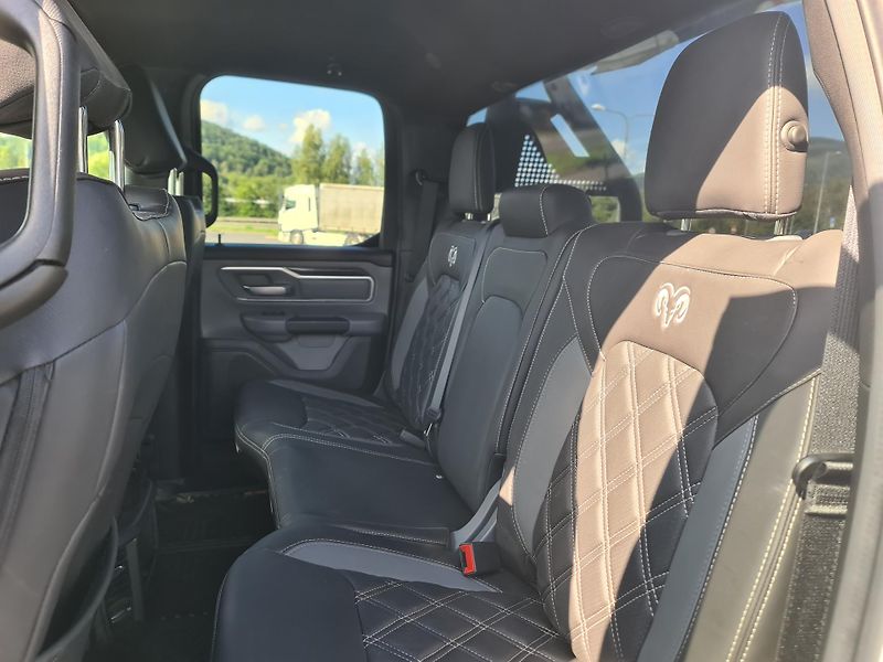 Dodge RAM 1500 (2022) 5.7 HEMI 4x4 BIGHORN LPG - fotka 33 z 67