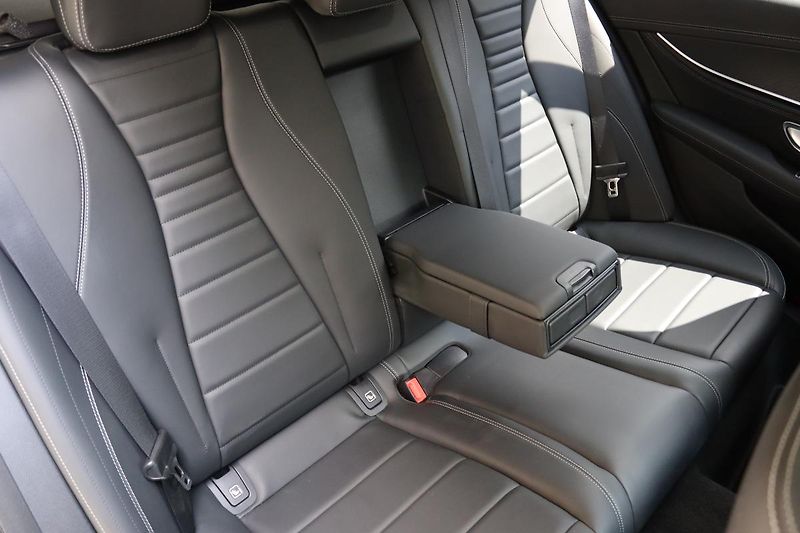 Mercedes-Benz Třídy E E 300D 4MATIC KOMBI AMG 195kW - fotka 46 z 50
