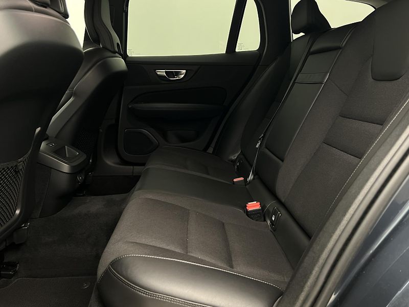 Volvo V60 B4 MOMENTUM AUT  - fotka 6 z 42