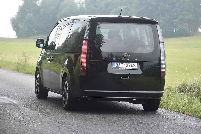 Auto se hodí k pohodlnému cestování nejen po českých luzích a hájích