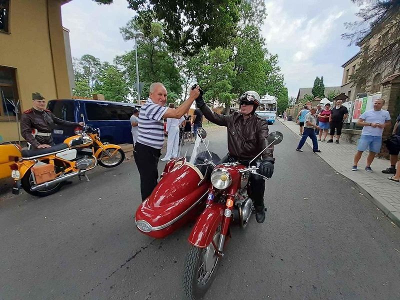 Do Hříškova dorazil na jubilejní veteránský sraz rekordní počet vozidel.