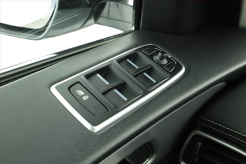 Jaguar F-Pace (2017) 20d AWD, 4X4, Automat, ČR - fotka 15 z 15