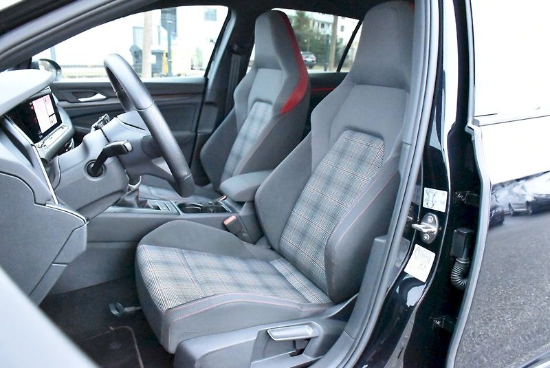 Volkswagen Golf (2022) GTI 2.0 TSI 180kW - fotka 27 z 33