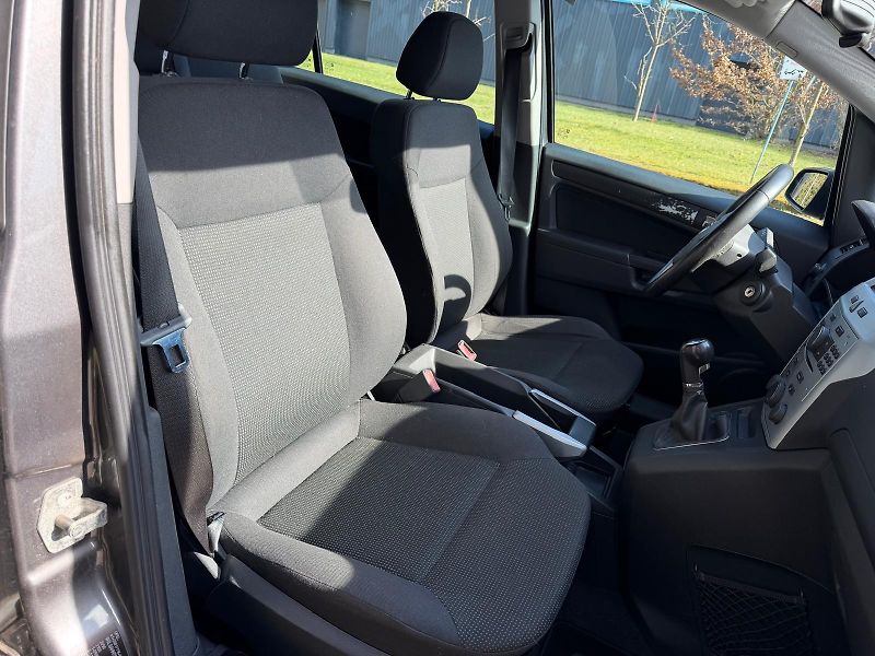 Opel Zafira 1,6 16V 7- místný + pneu  - fotka 20 z 24