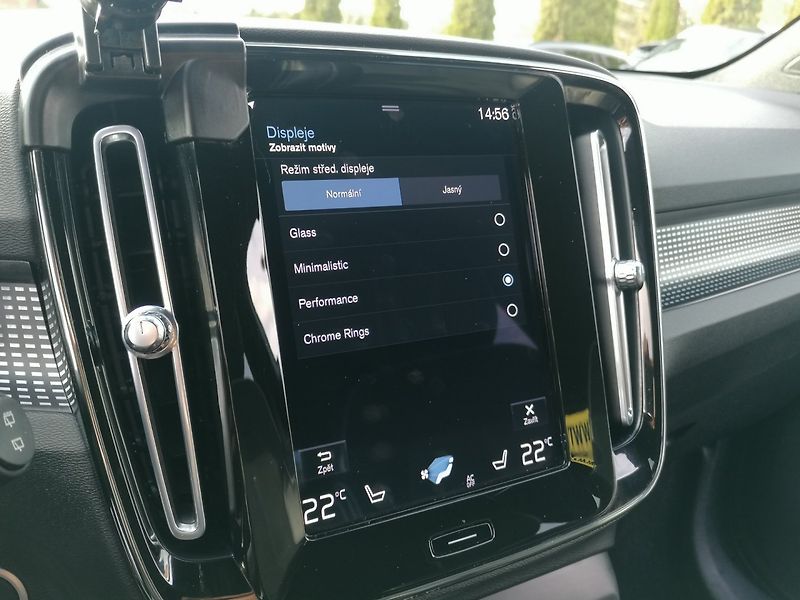 Volvo XC40 (2022) 1.5 T3 R-DESIGN Aut. - fotka 16 z 35