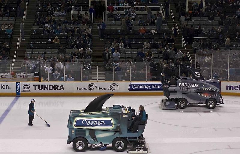 Dnes je to při hokejových utkáních samozřejmost. První stroj - rolba na úpravu ledu se zrodila před 75 lety. Zkonstruoval ji Frank Zamboni v Paramountu ve Spojených státech. Foto: Wikimedia Commons, Calle Eklund V-wolf, CC BY-SA 3.0