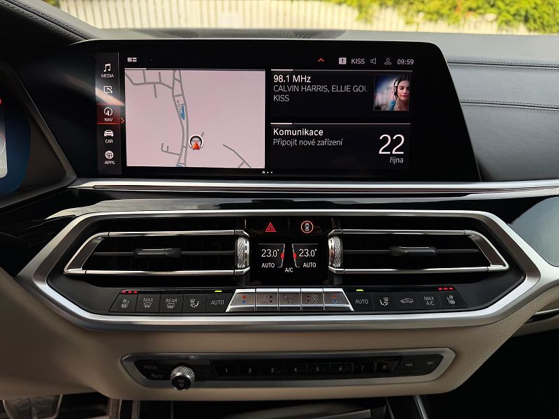 BMW X7 M50xD-R22-PANO-H&K-ČR-TOP STAV - fotka 25 z 53