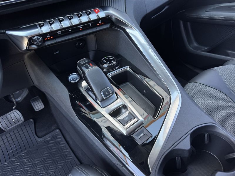 Peugeot 3008 1,2 i ALLURE DPH 1.maj původČR - fotka 30 z 50