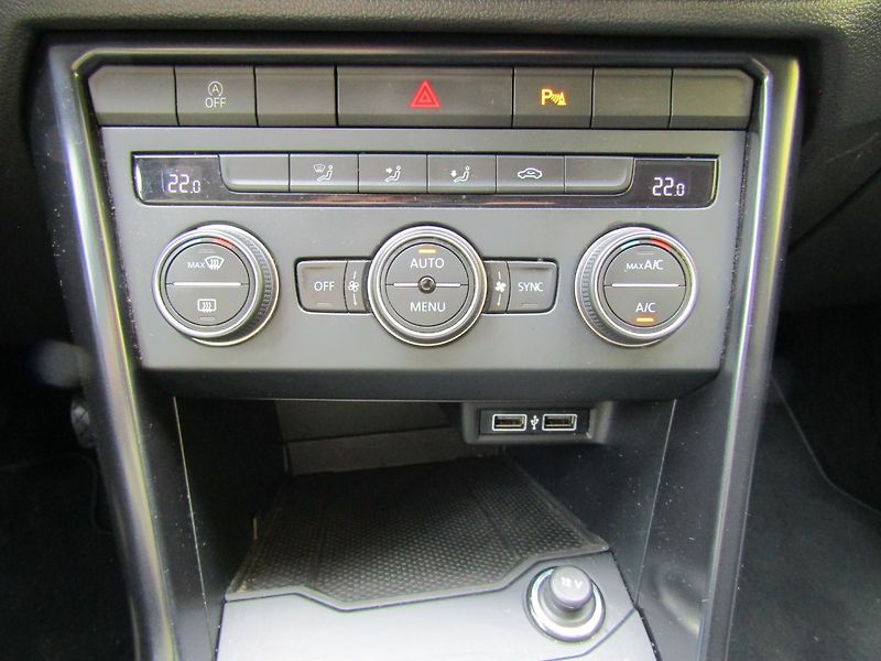 Volkswagen T-Roc (2018) 1.0 TSI 85kW  1.majitel - fotka 34 z 39