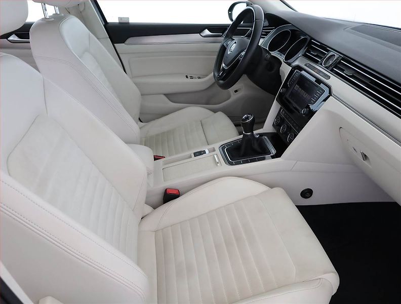 Volkswagen Passat (2016) 2.0 TDI, Serv.kniha, Kůže - fotka 7 z 17