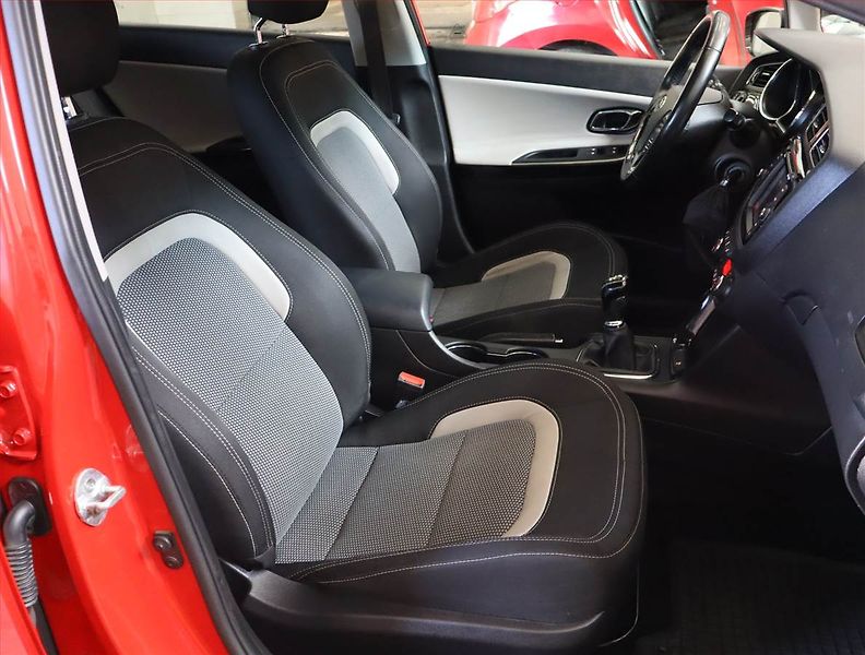 Kia Ceed (2015) 1.6 CRDi, Navi, Park. senzory - fotka 9 z 21