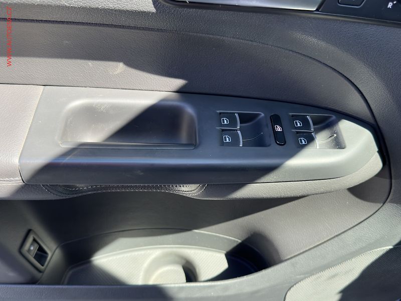 Volkswagen Touran (2011) 2.0 TDi, DSG, bixen, park - fotka 11 z 20