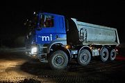 Na stavbě dálnice D11 se pracuje i za tmy
