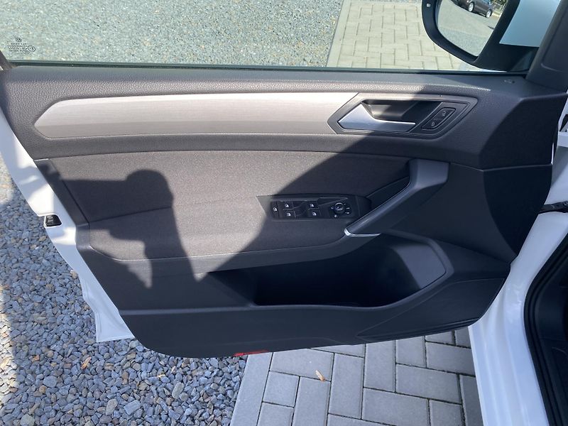 Volkswagen Touran 1.4TSI 110kW-1xMAJ-7MÍST-NAVI - fotka 13 z 44