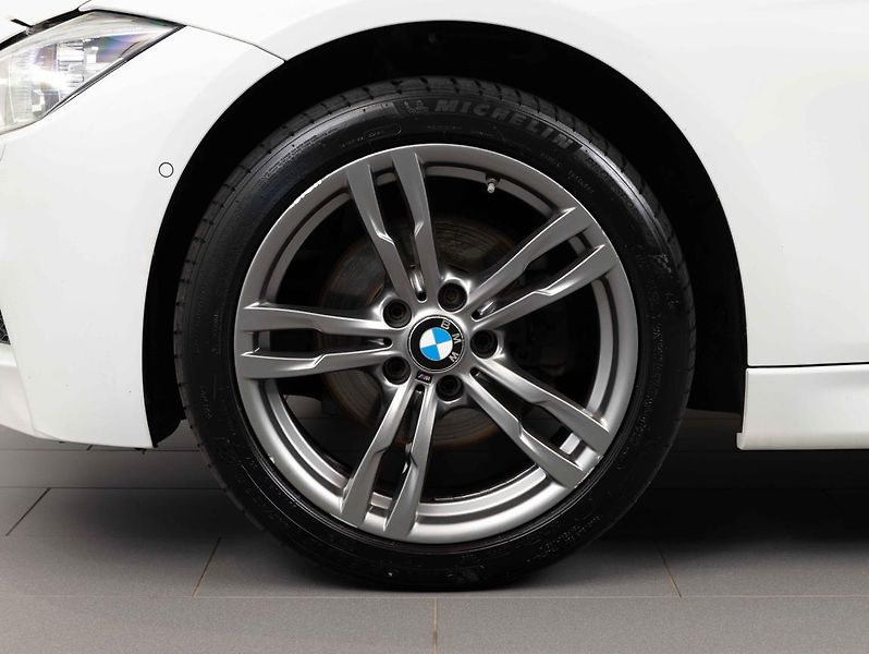 BMW Řada 3 320d xDrive Limousine - fotka 6 z 20