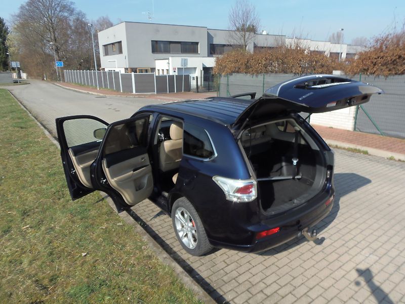 Mitsubishi Outlander (2013) 2.2 Di-D 4x4 AUTOMAT tažné - fotka 18 z 23