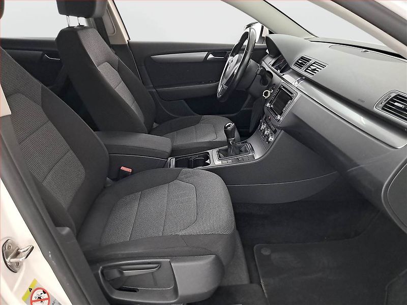 Volkswagen Passat (2014) 2.0 TDI, rezervace - fotka 9 z 20