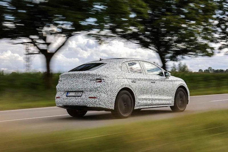 Vybraní motorističtí novináři již za sebou mají první testovací kilometry s Enyaqem iV Coupe