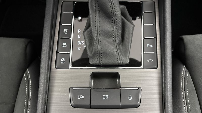 Škoda Superb 2.0 TDI DSG 4x4 Style Combi - fotka 25 z 31