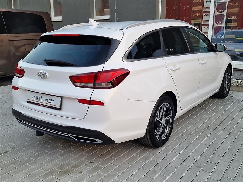 Hyundai i30 1.0 T-Gdi Family Smart Kombi - fotka 10 z 50