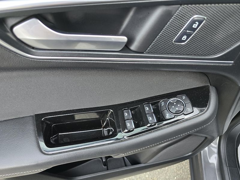 Ford S-MAX TITANIUM 2.0 132kW LED + NAVI - fotka 16 z 48