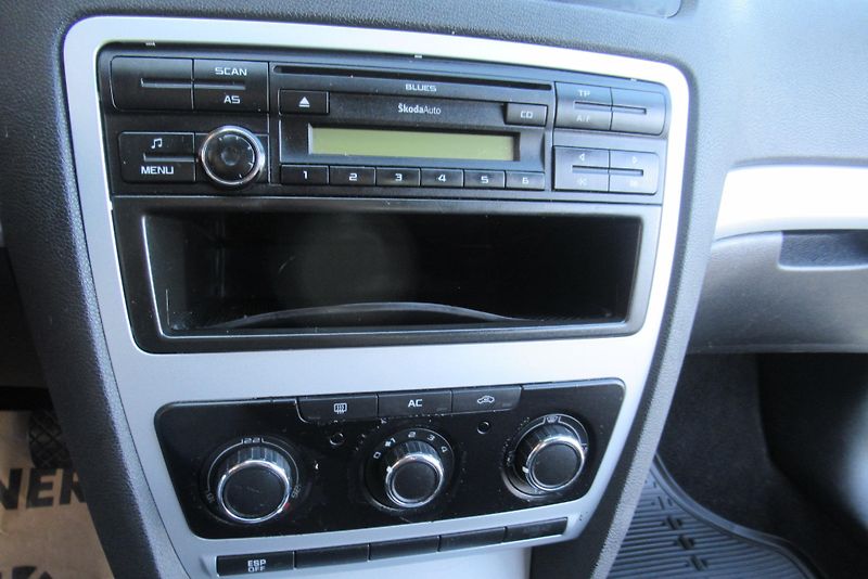 Škoda Octavia 1.4 16V KLIMA - fotka 10 z 15