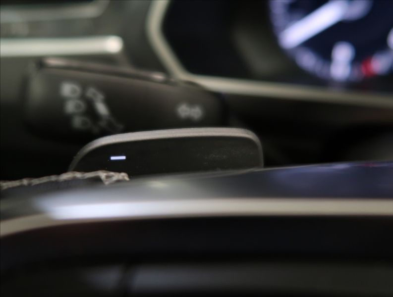 Volkswagen Tiguan 2,0 TDI DSG 4MOTION R-LINE - fotka 16 z 55