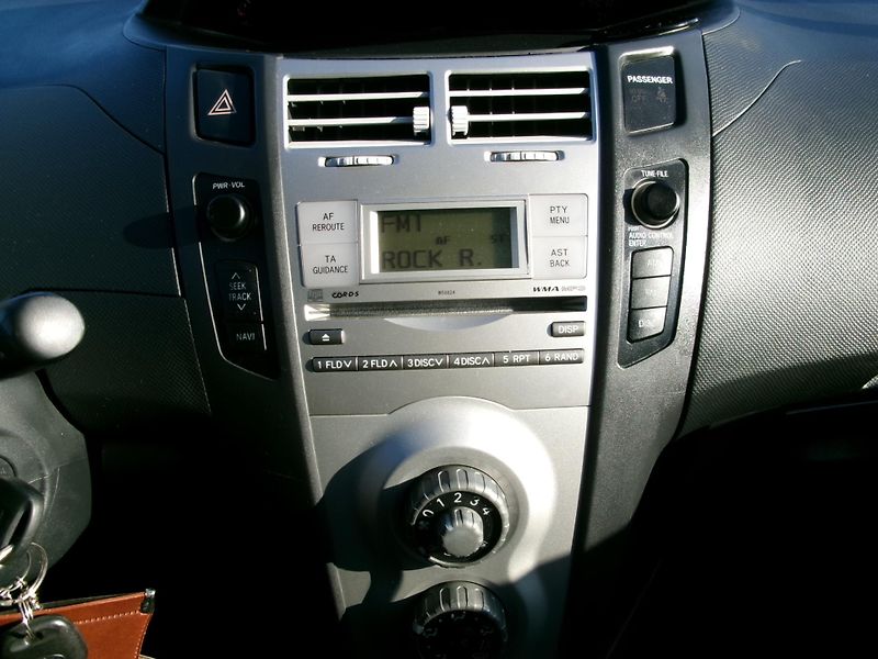 Toyota Yaris 1,0i KLIMA - fotka 14 z 22