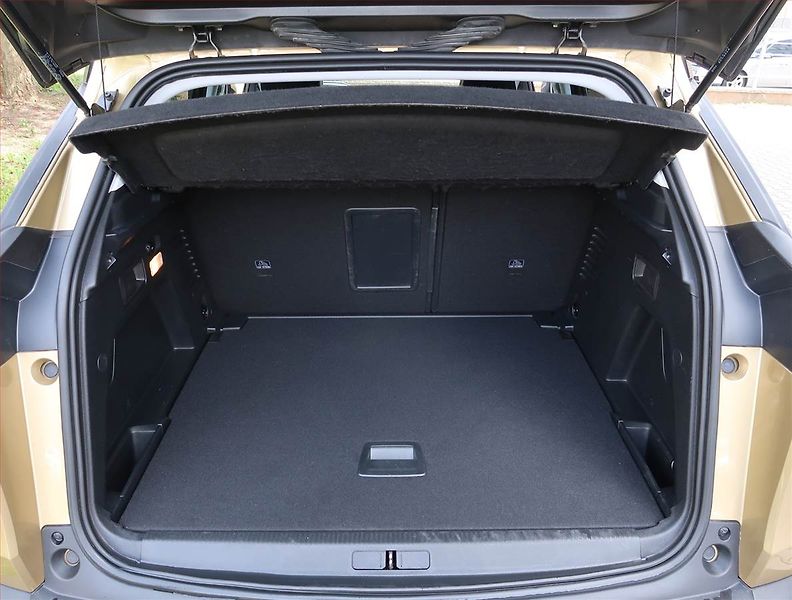 Peugeot 3008 (2018) Allure 1.6 BlueHDi, Automat - fotka 14 z 21