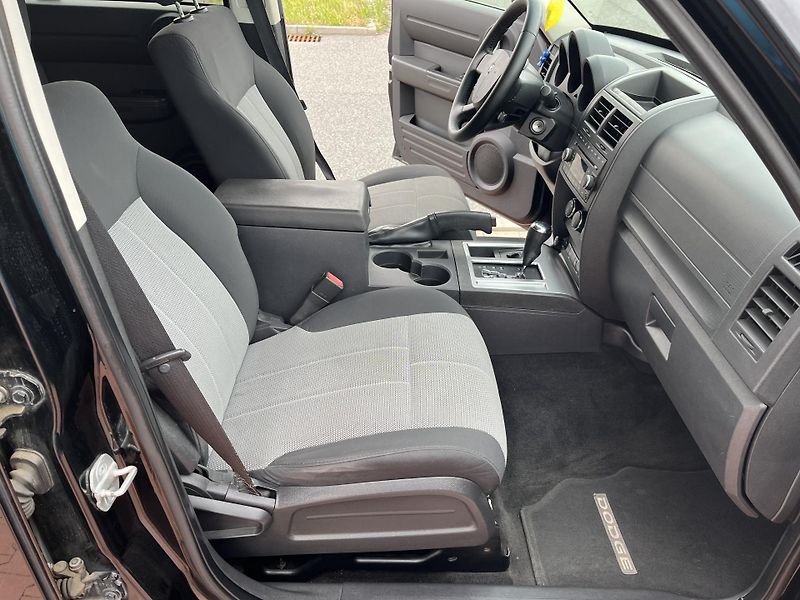 Dodge Nitro 2.8 CRD 4x4 Automat - fotka 14 z 27