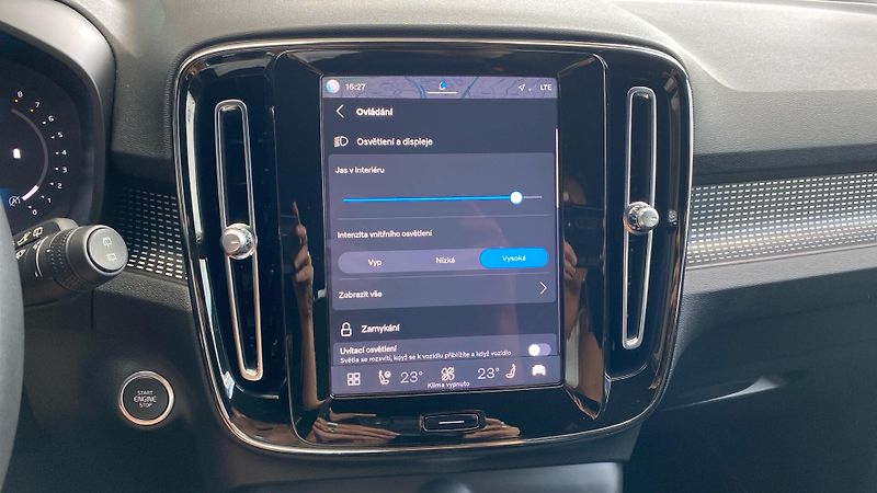 Volvo XC40 PLUS DARK, B4 AWD, 145+10 kW / - fotka 24 z 38