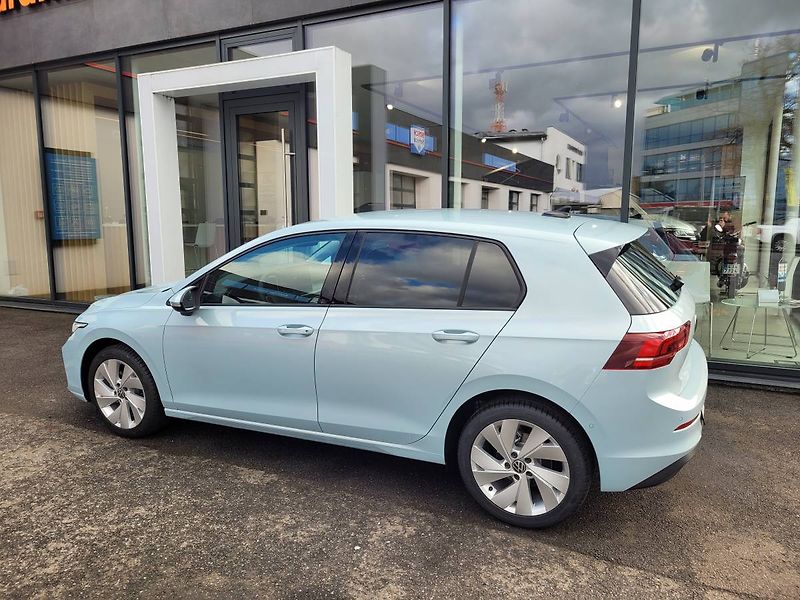 Volkswagen Golf (2025) 1.5 TSI People - fotka 2 z 54