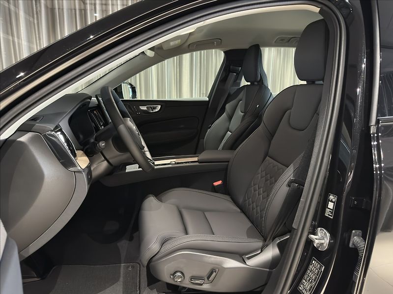 Volvo XC60 (2026) 2,0 B5  Plus Dark - fotka 14 z 31