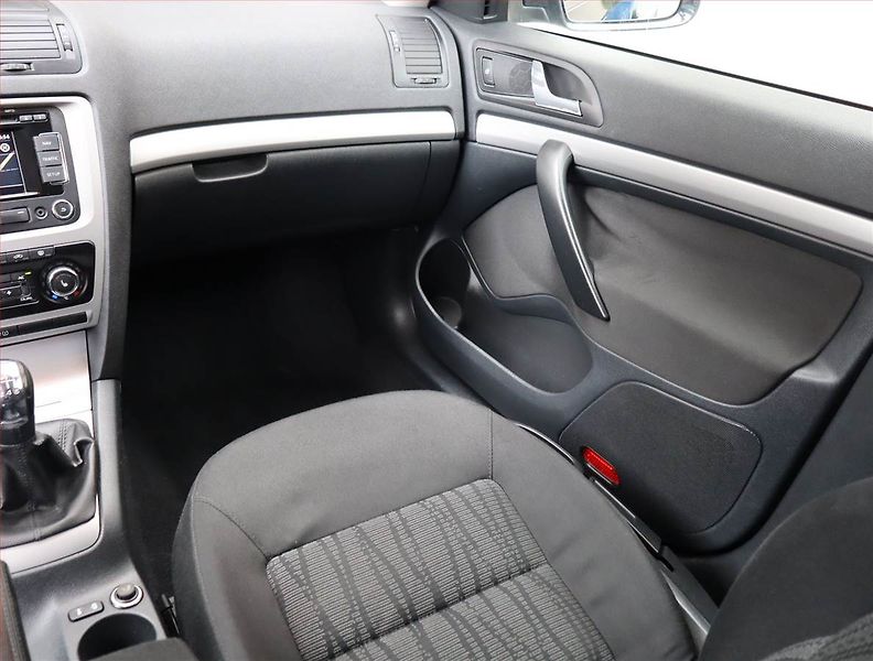 Škoda Octavia (2009) 1.4 TSI, Navi, Tempomat - fotka 8 z 15
