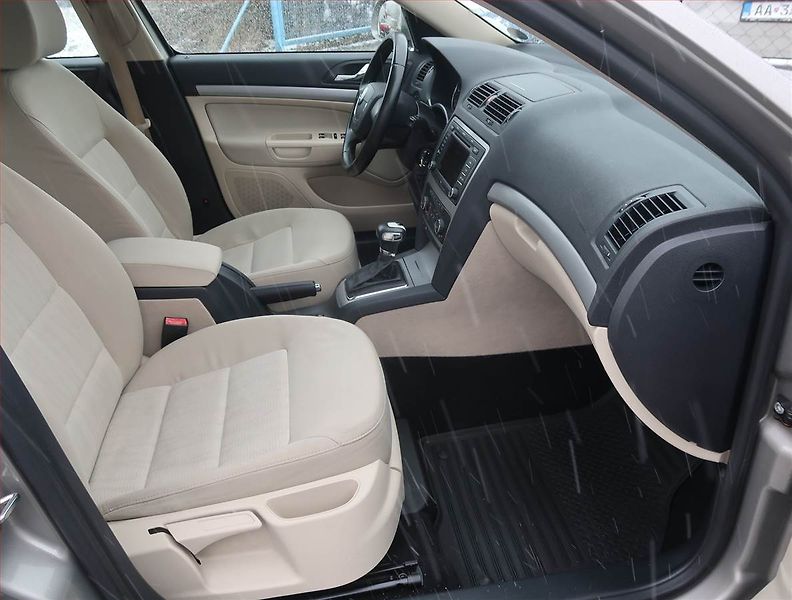 Škoda Octavia (2012) Ambition 2.0 TDI, Automat - fotka 9 z 17