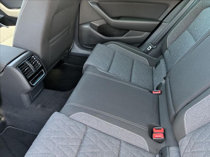 Volkswagen Passat 2,0 KAMERA 360,KEYLESS,VIRTUAL - fotka 13 z 31