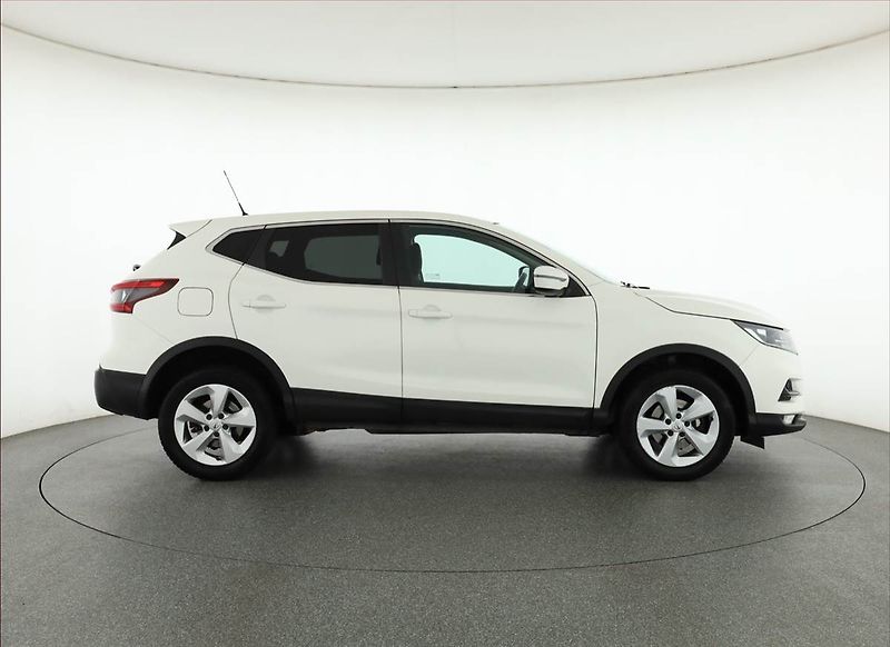 Nissan Qashqai (2019) 1.3 DIG-T, ČR,1.maj - fotka 6 z 16