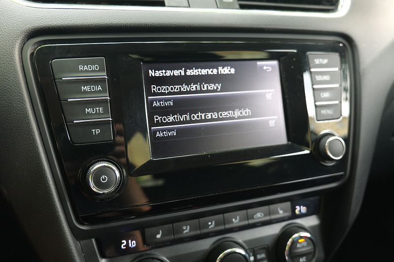 Škoda Octavia 1.4 TSI Tažné Tempomat R17 Alu - fotka 22 z 26