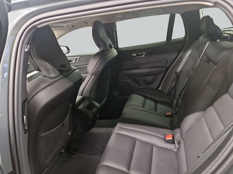 Volvo V60 B4 Plus Dark - fotka 10 z 15
