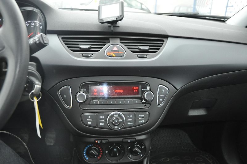 Opel Corsa 1.2i 51kW - fotka 10 z 12