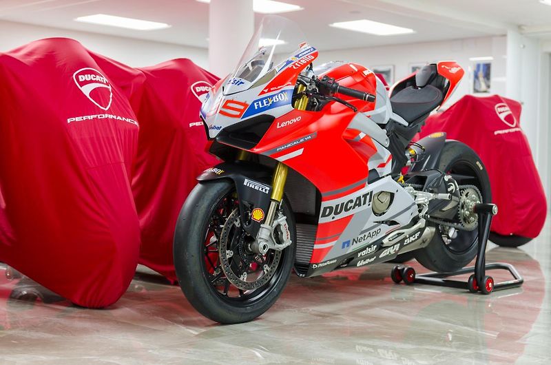Ducati Panigale V4 S (2018) CORSE ex Jorge Lorenzo - fotka 7 z 39