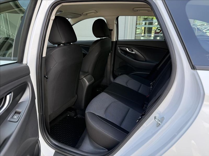 Hyundai i30 1,5 i  WG Family Comfort - fotka 11 z 23