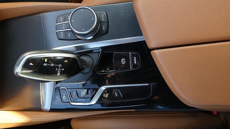 BMW Řada 5 M 550i xDrive - fotka 17 z 25