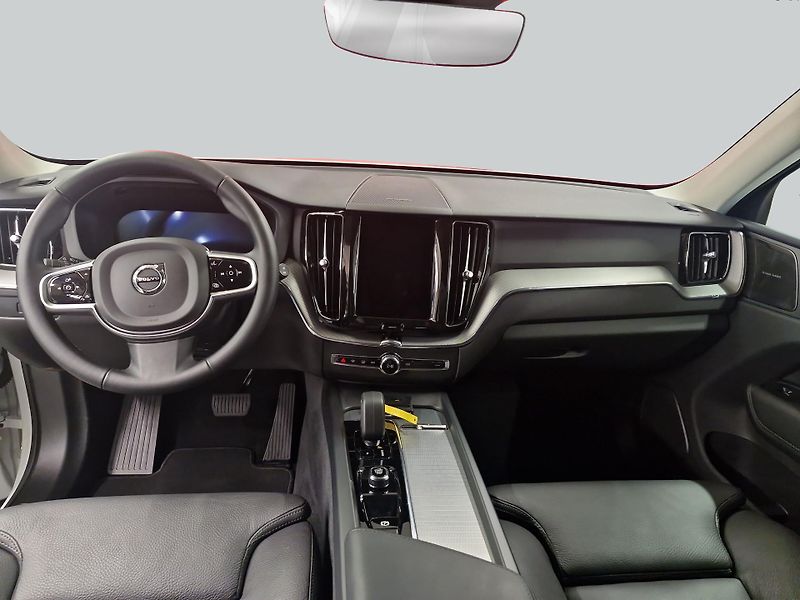 Volvo XC60 B5 AWD Plus Dark - fotka 11 z 15