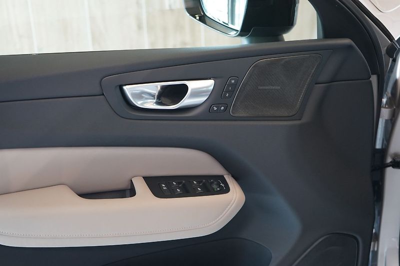 Volvo XC60 B5 PLUS Dark, Harman, 360° - fotka 21 z 42