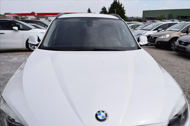 BMW X1 2,0 d 105KW 4X4 TAŽNÉ ALU - fotka 3 z 46