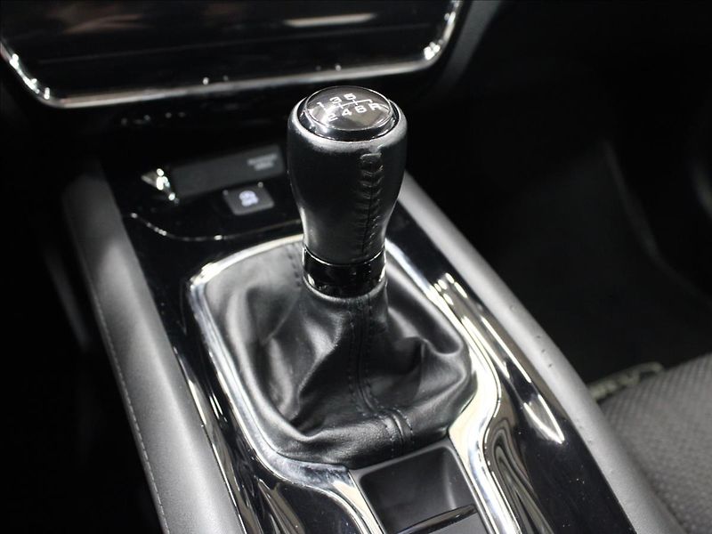 Honda HR-V 1,5 i-VTEC Elegance - fotka 27 z 32