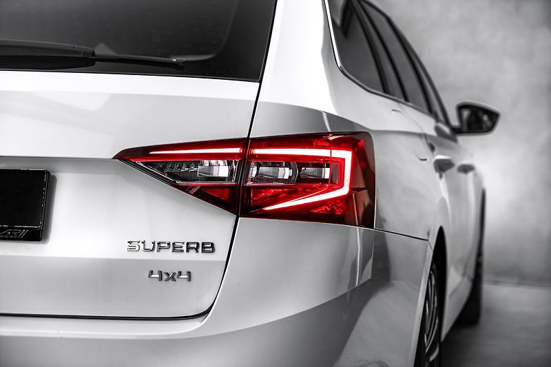 Škoda Superb Combi 2,0TSI L&K 4x4 DSG - fotka 10 z 26