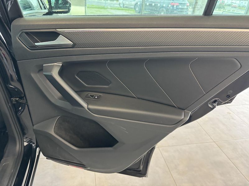 Volkswagen Tiguan (2021) 2,0TSi 4M R-LINE LED NAVI  - fotka 23 z 33