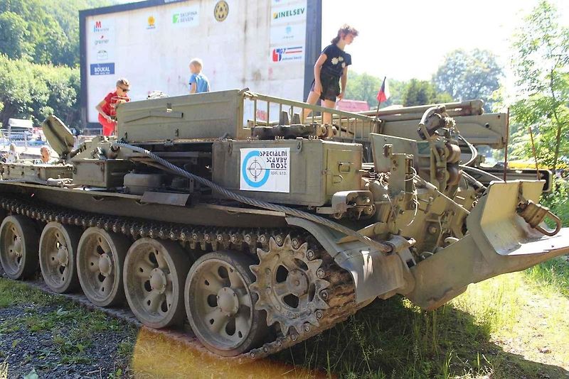 V Litvínově se uskutečnil již osmý sraz historických vozidel. Letos na něj poprvé přijel legendární jezdec z Dakaru a někdejší závodník ve Formuli Easter Jiří Moskal. Na snímku je v rozhovoru s jedním z návštěvníků.